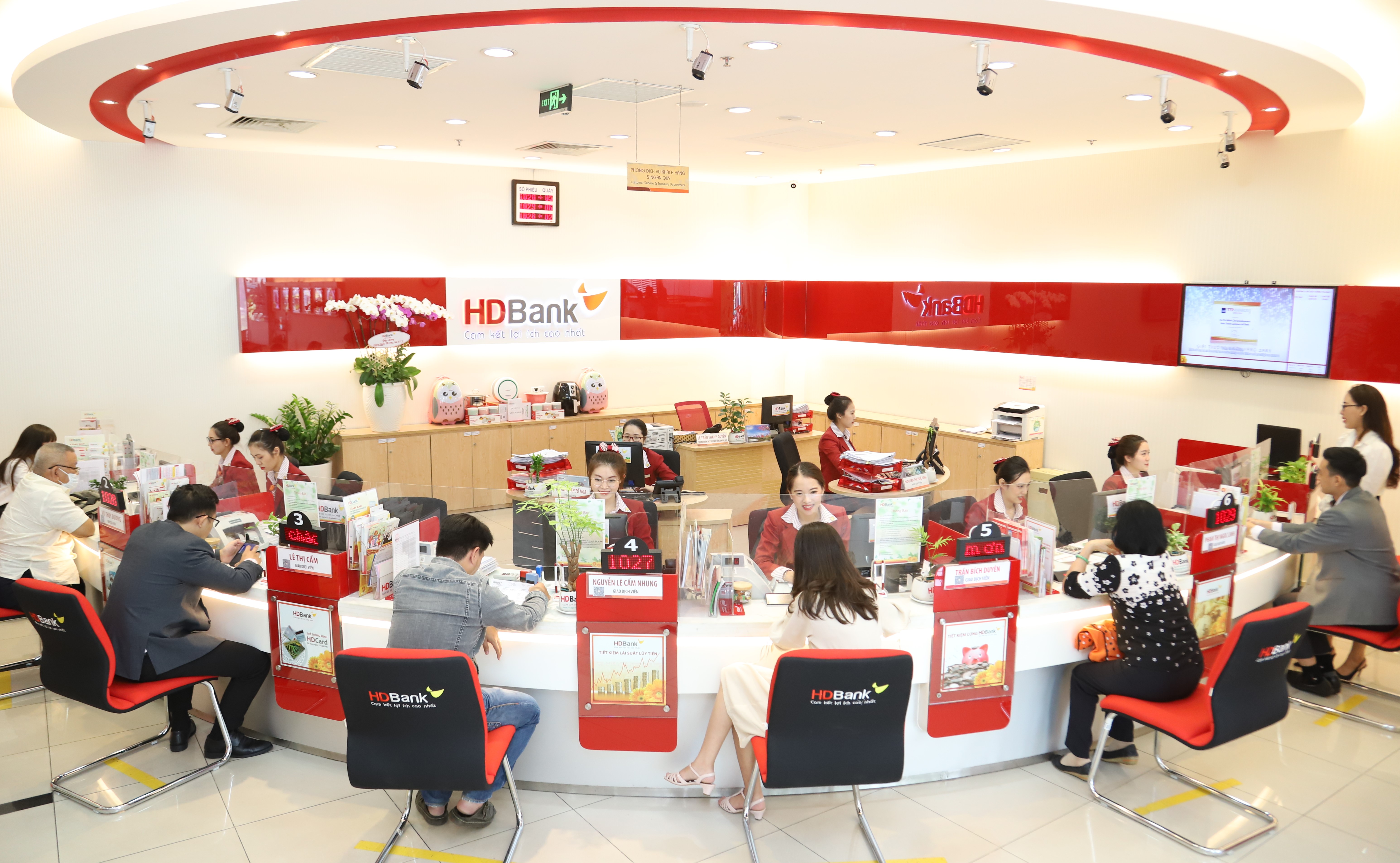 Khách hàng giao dịch tại HDBank.