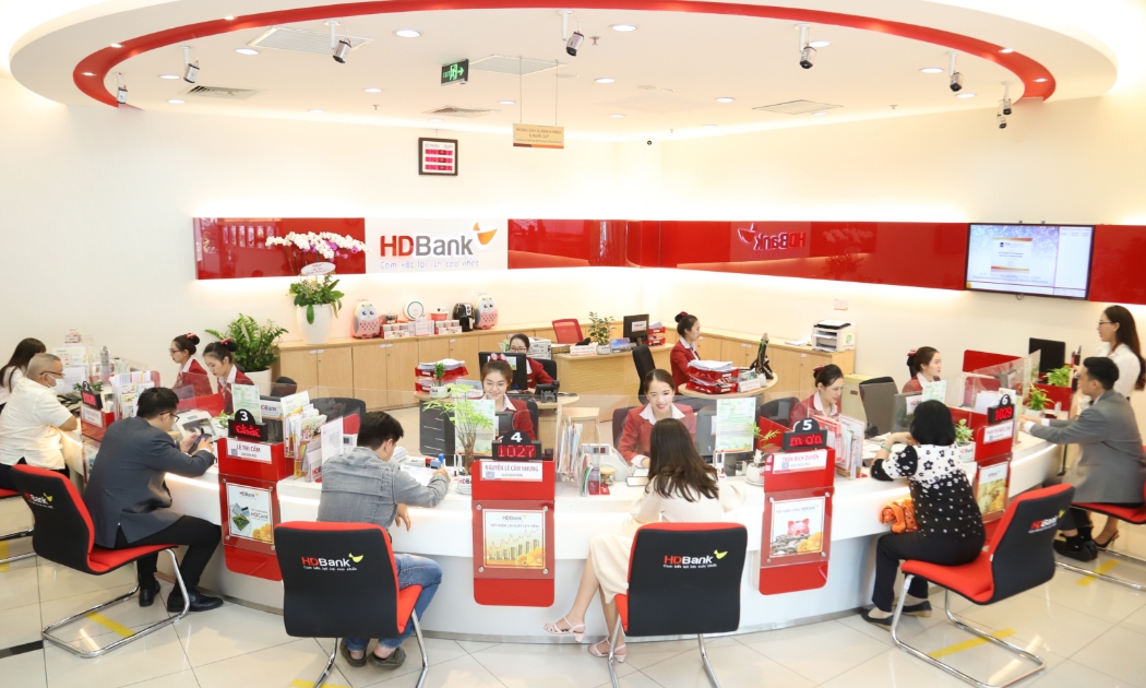 Khách hàng giao dịch tại HDBank.