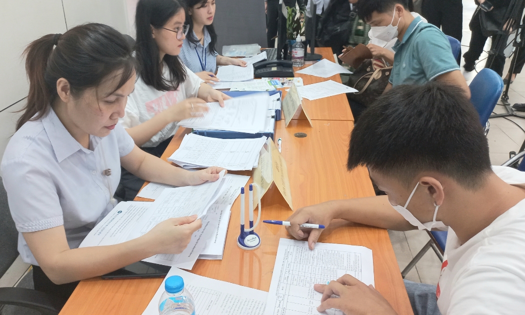 Người lao động đăng ký thông tin tuyển dụng tại Trung tâm Dịch vụ việc làm Hà Nội tháng 7/2022. Ảnh - Nhật Dương.