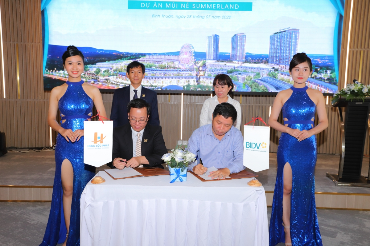 Đại diện Hưng Lộc Ph&aacute;t Group v&agrave; Ng&acirc;n h&agrave;ng BIDV chi nh&aacute;nh B&igrave;nh Thuận k&yacute; kết văn bản thỏa thuận hợp t&aacute;c t&agrave;i trợ vốn cho dự &aacute;n Mũi N&eacute; Summerland.