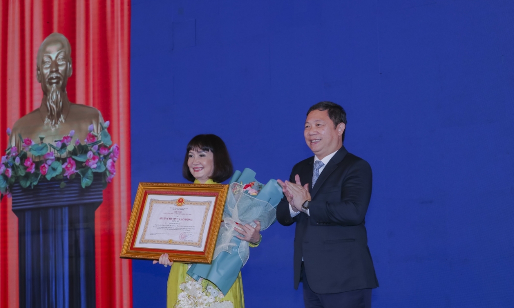 Huân chương Lao động hạng Nhì đã được ông Dương Anh Đức - Thành ủy viên, Phó Chủ tịch UBND Tp.HCM, thừa ủy quyền của Chủ tịch nước CHXHCN Việt Nam trao tặng cho bà Huỳnh Bích Ngọc - Phó Chủ tịch Thường trực, Tổng Giám đốc Tập đoàn TTC.