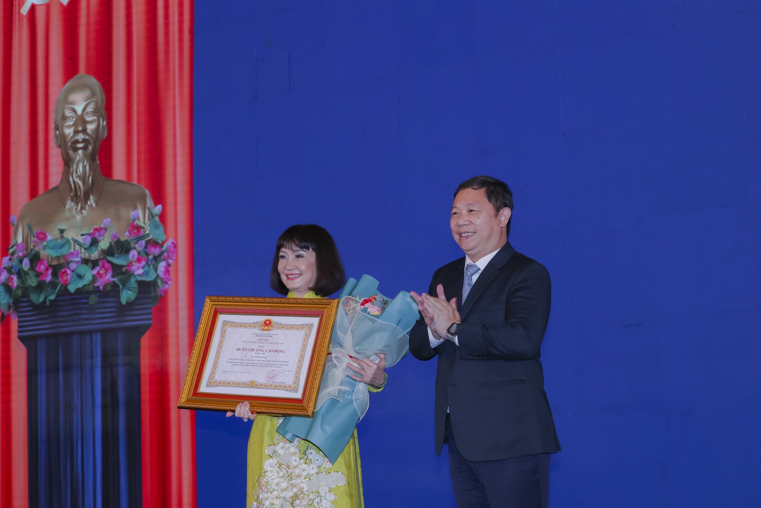 Huân chương Lao động hạng Nhì đã được ông Dương Anh Đức - Thành ủy viên, Phó Chủ tịch UBND Tp.HCM, thừa ủy quyền của Chủ tịch nước CHXHCN Việt Nam trao tặng cho bà Huỳnh Bích Ngọc - Phó Chủ tịch Thường trực, Tổng Giám đốc Tập đoàn TTC.