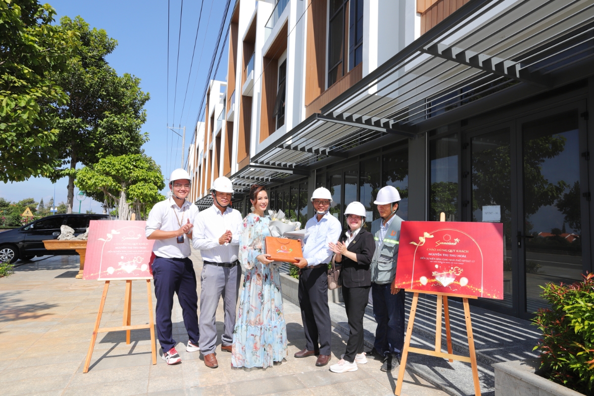 Hoa Hậu Thu Hoài nhận bảng định danh và hoa chúc mừng tại lễ bàn giao nhà phân khu The Island dự án Mũi Né Summerland.