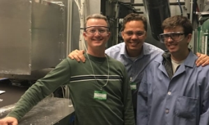 Nhóm sáng lập Blue Frontier đang thử nghiệm tại Phòng thí nghiệm Quốc gia Oak Ridge. Từ trái qua phải: Matt Graham (Giám đốc Kỹ thuật), Daniel Betts (CEO) và Matt Tilghman (CTO).