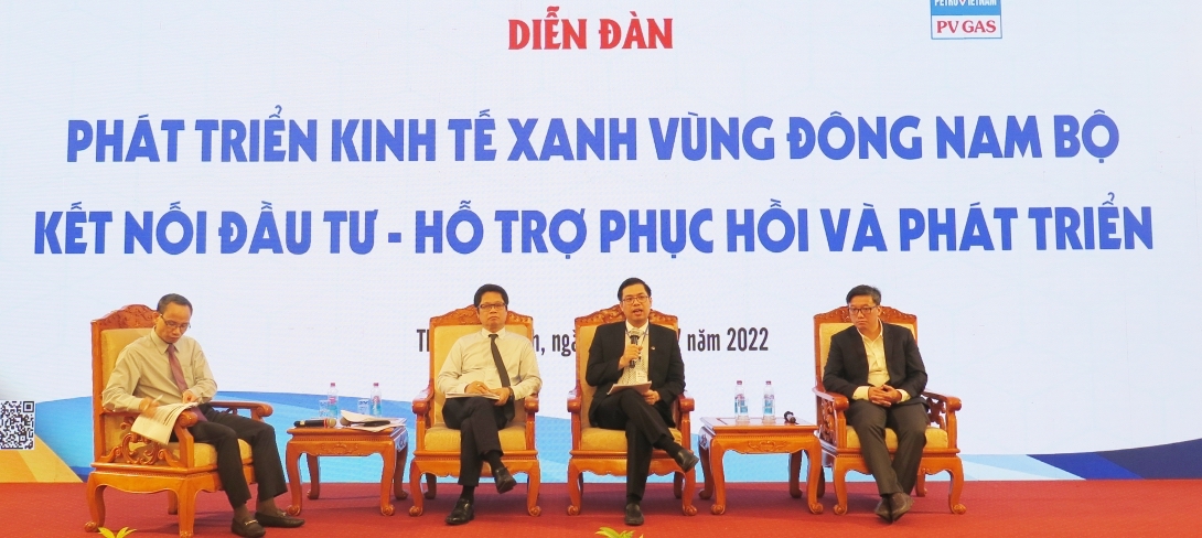 C&aacute;c diễn giả tại&nbsp;diễn đ&agrave;n &ldquo;Ph&aacute;t triển kinh tế xanh v&ugrave;ng Đ&ocirc;ng Nam bộ: Kết nối đầu tư &ndash; Hỗ trợ phục hồi v&agrave; ph&aacute;t triển