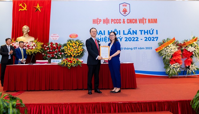 Bà Thang Thị Hạnh, Vụ trưởng Vụ Tổ chức phi chính phủ, Bộ Nội vụ, trao quyết định thành lập cho Hiệp hội.