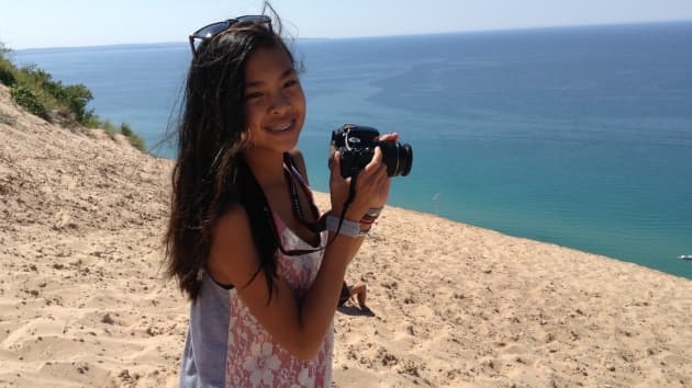 Torres b&eacute;n duy&ecirc;n với nhiếp ảnh năm 13 tuổi trong một chuyến du lịch c&ugrave;ng gia đ&igrave;nh.&nbsp;