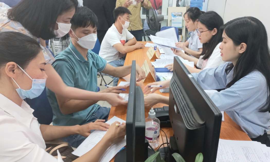 Người lao động đăng ký tìm việc tại Hà Nội tháng 7/2022.