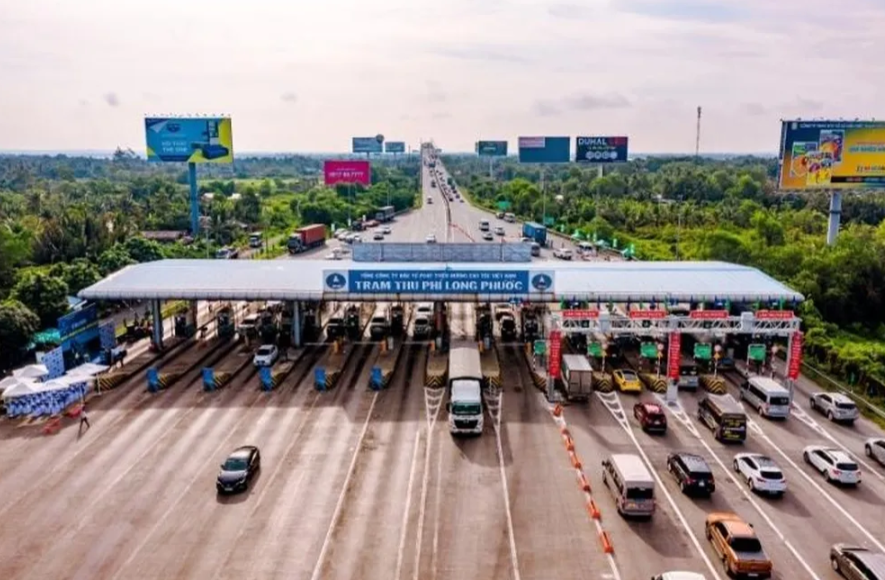  Trạm thu phí Long Phước (TP.HCM) luôn trong tình trạng ùn ứ. Đây là tuyến có lưu lượng giao thông khoảng 50.000 lượt xe/ngày đêm và được ghi nhận là một trong những tuyến có lưu lượng lớn nhất Việt Nam.