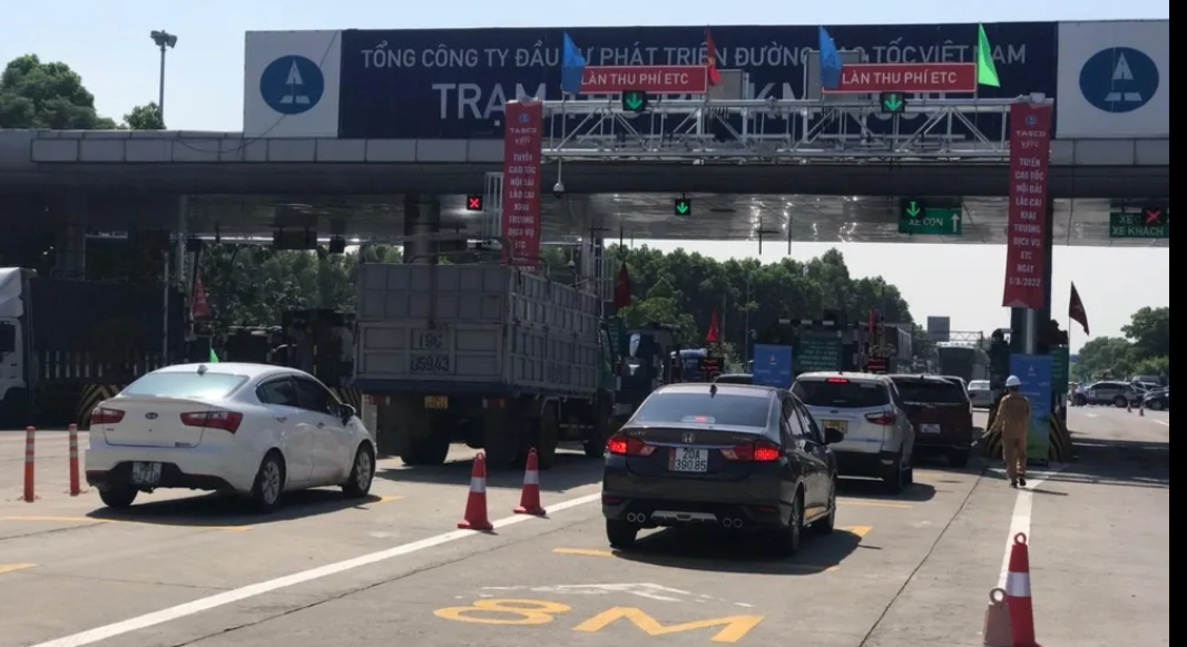 Nhiều xe không đủ tiền trong tài khoản khiến nhân viên tại trạm thu phí Nội Bài - Lào Cai phải đọc biển số để tra soát số dư trong tài khoản, gây ùn nhẹ.