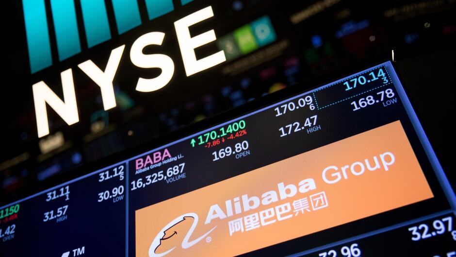 Cổ phiếu Alibaba niêm yết tại Mỹ giảm giá mạnh sau khi công ty bị đưa vào danh sách có thể bị hủy niêm yết ở Mỹ của SEC - Ảnh: Getty Images