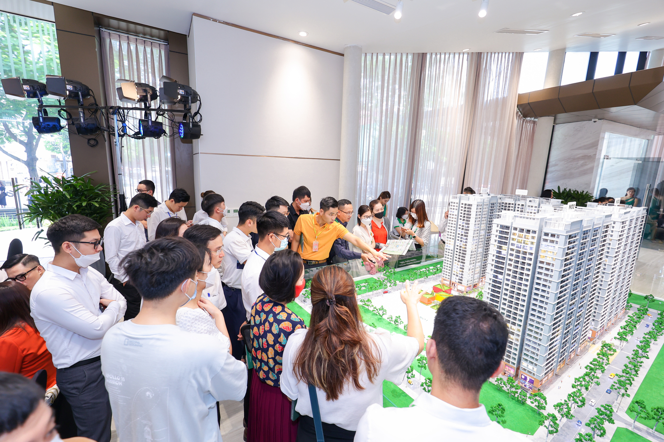 Khách hàng tham quan sa bàn trước khi trải nghiệm căn hộ mẫu.