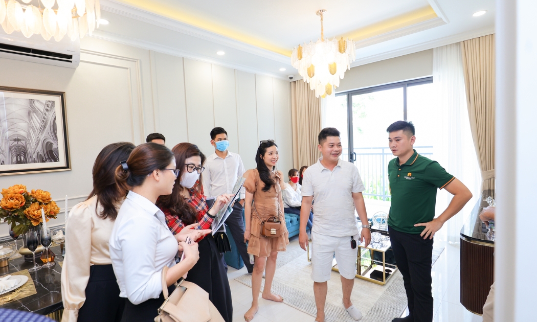 Khách hàng thích thú trải nghiệm căn hộ mẫu dự án Hanoi Melody Residences.