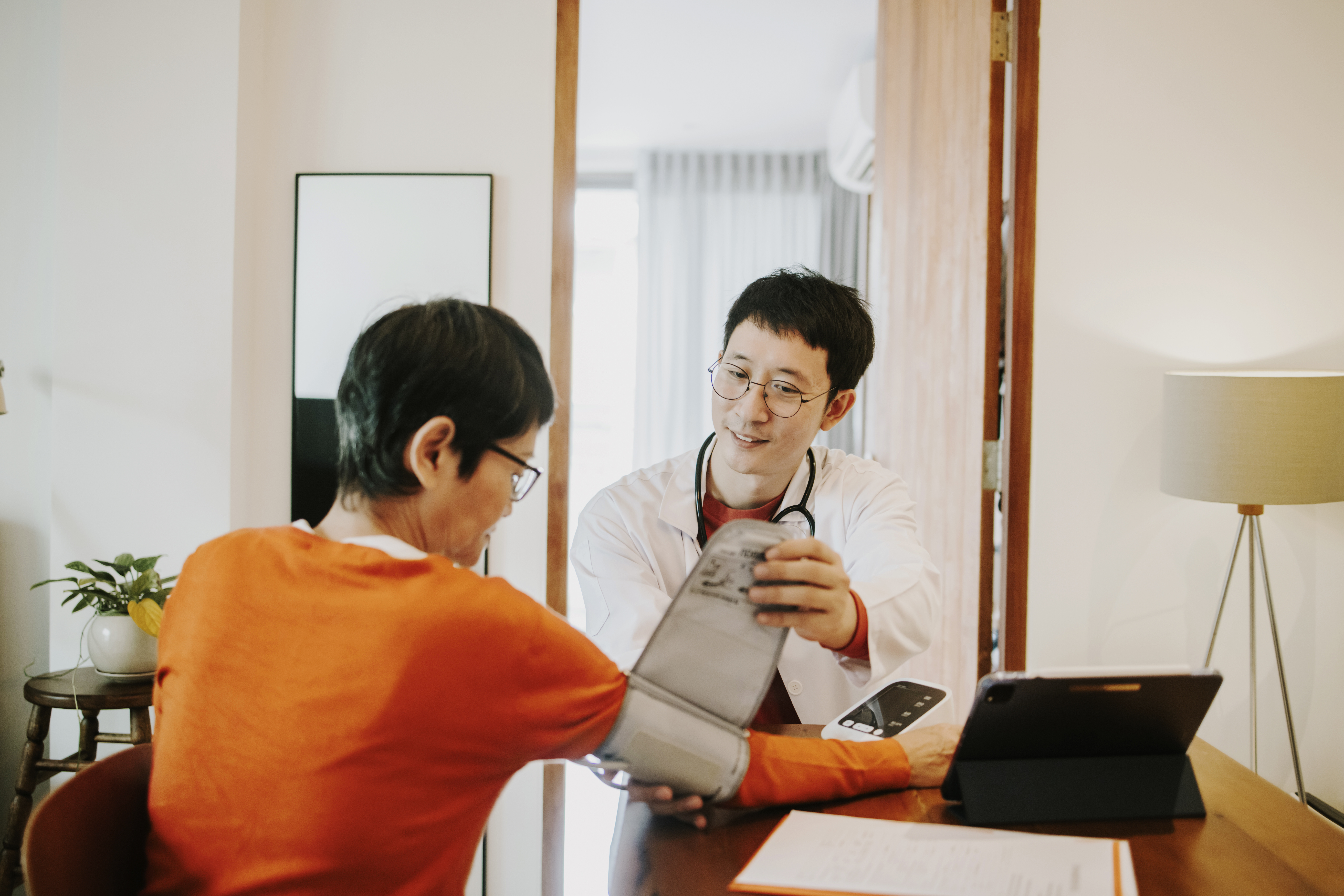 "FWD Care - Chăm sóc phục hồi" chăm sóc sức khỏe tinh thần và thể chất cho các khách hàng không may mắc bệnh hiểm nghèo.