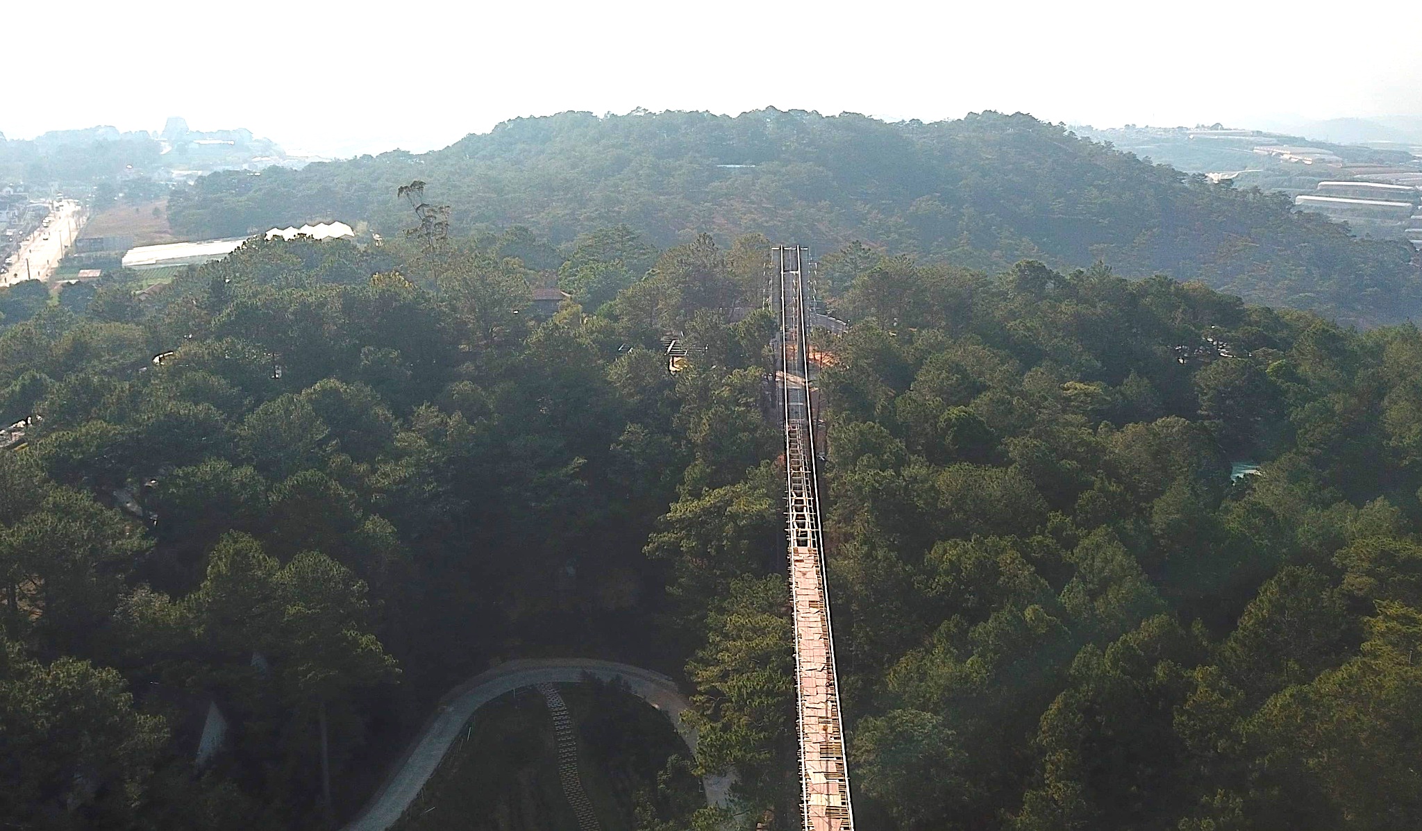 Cầu đáy kính nối liền Thung lũng Tình yêu và Đồi mộng mơ tại Đà Lạt trong quá trình xây dựng.