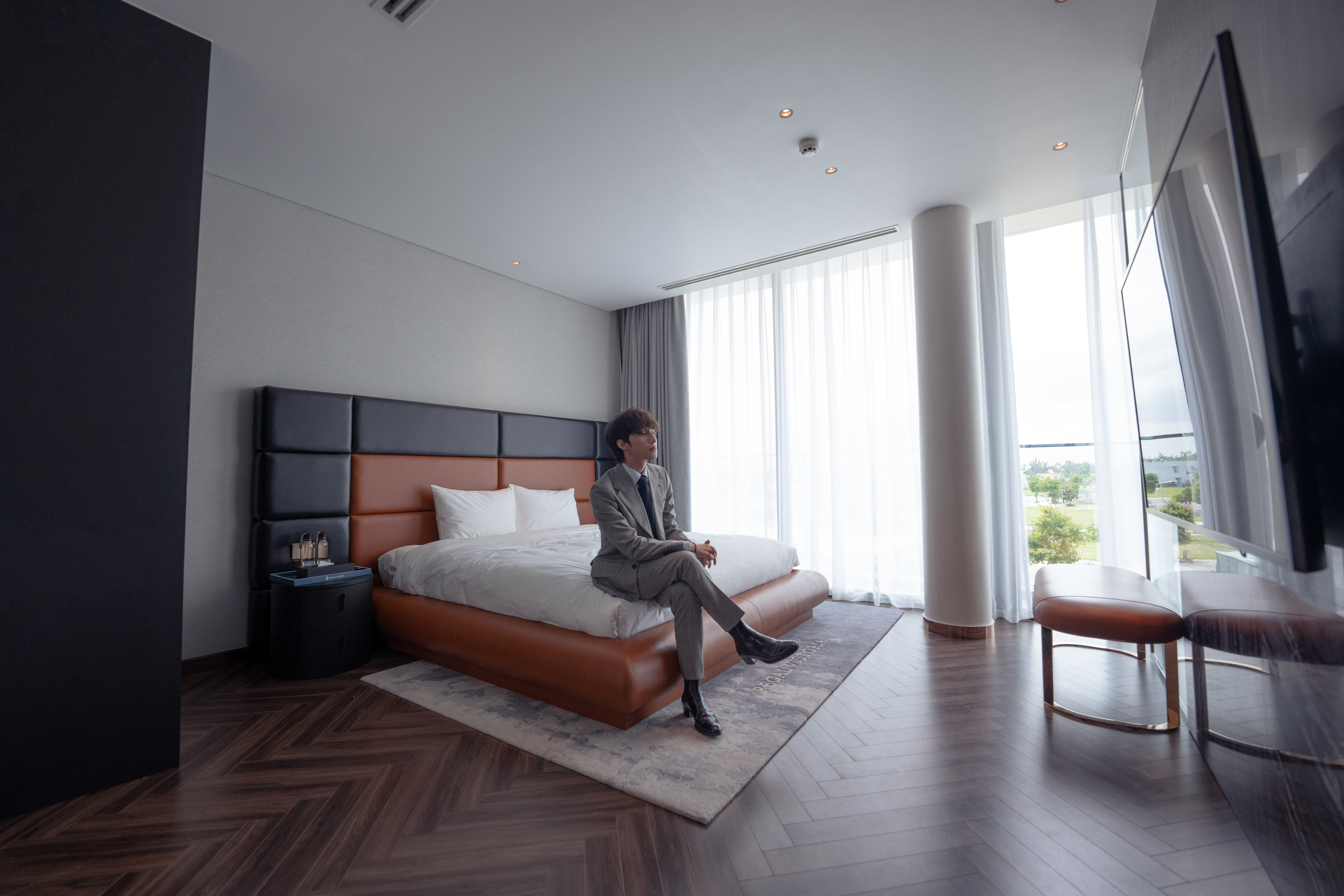 Toàn bộ nội thất từ phòng bếp, ăn, ngủ, làm việc, thư giãn, được chế tác riêng từ những thương hiệu nội thất nổi tiếng: B&B, Polifor, Inovar…, hệ thống đèn trang trí và chiếu sáng đến từ các thương hiệu danh tiếng toàn cầu như: Unios (Úc), Occhio (Đức).