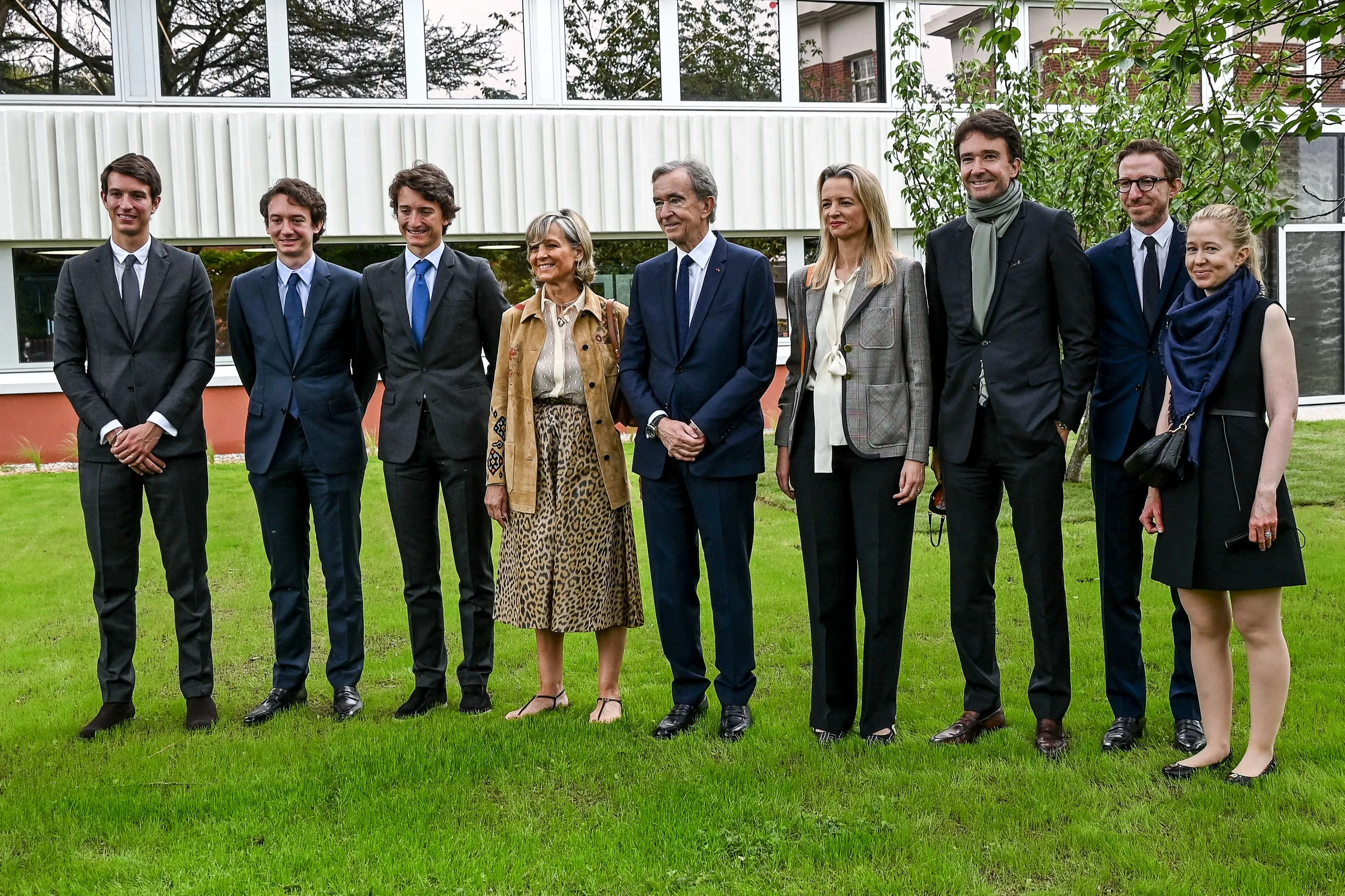 Bernard Arnault (giữa) chụp ảnh cùng vợ, Helene và các con (từ trái) Alexandre, Frédéric, Jean, Delphine và Antoine trong lễ khánh thành khuôn viên Jean Arnault tại trường kinh doanh EDHEC ở Roubaix.