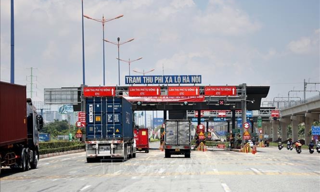Thu phí tự động trên tất cả các tuyến cao tốc. Ảnh: TTXVN