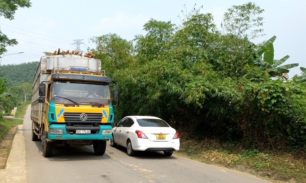 Quốc lộ 14E qua huyện Hiệp Đức rất chật chội, mất an toàn giao thông.