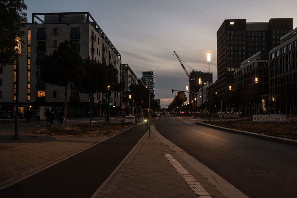 Đ&egrave;n tắt tại c&aacute;c khu căn hộ v&agrave; t&ograve;a nh&agrave; thương mại v&agrave;o ban đ&ecirc;m ở Frankfurt, Đức, v&agrave;o ng&agrave;y 27/7 - Ảnh: Bloomberg