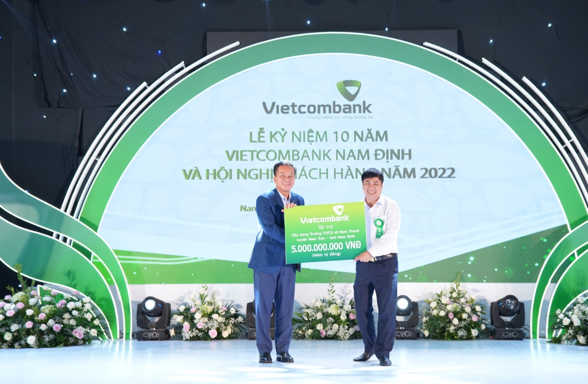 Thay mặt Ban lãnh đạo Vietcombank, ông Nguyễn Việt Cường - Phó Tổng Giám đốc trao biển tượng trưng số tiền ủng hộ của Vietcombank để xây dựng trường Trung học cơ sở xã Nam Thanh, huyện Nam Trực, tỉnh Nam Định.