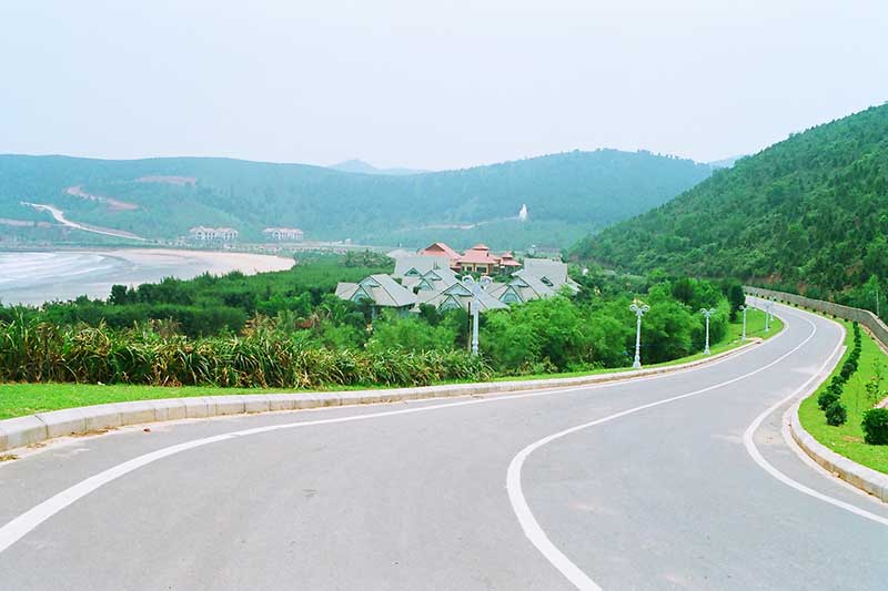 Tuyến đường dẫn v&agrave;o B&atilde;i Lữ, Nghệ An kh&aacute; hiện đại, tho&aacute;ng rộng. Ảnh Goky.vn.