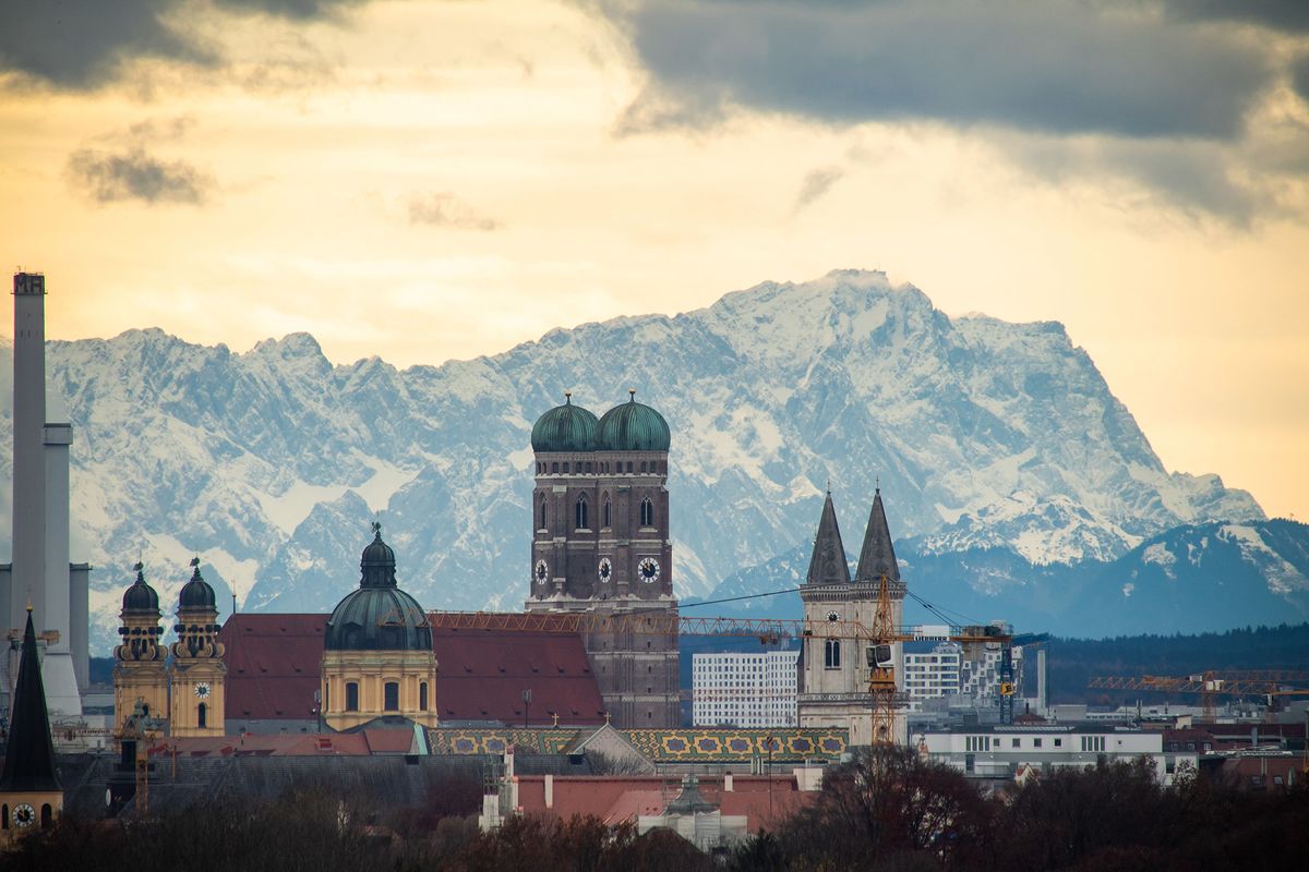 Châu Âu chuẩn bị đón một mùa đông đầy khó khăn do thiếu khí đốt để sưởi ấm và thắp sáng - Ảnh: AP