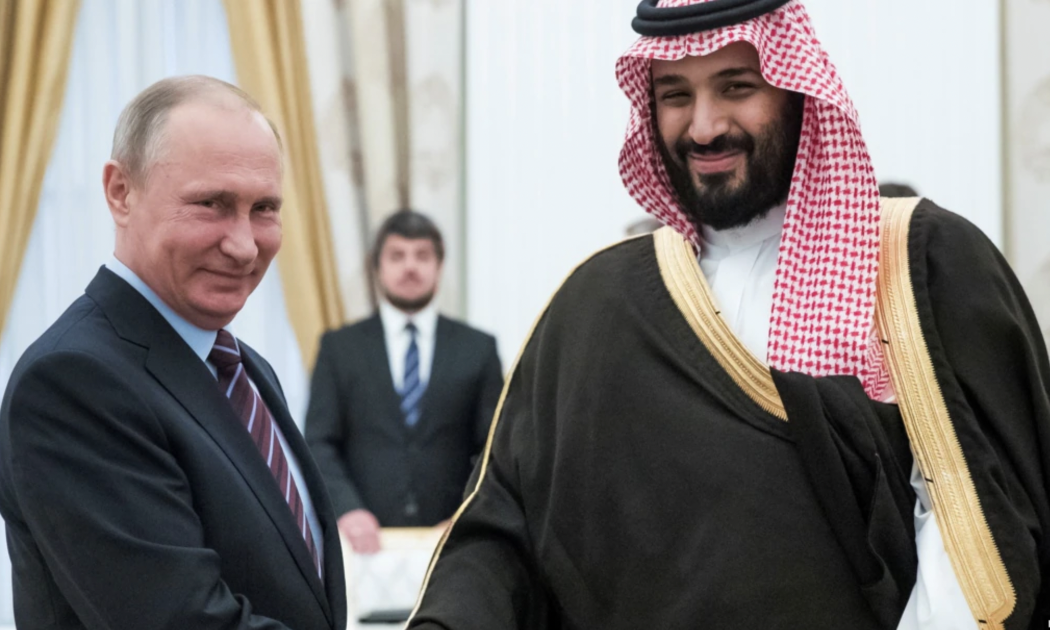 Tổng thống Nga Vladimir Putin (trái) và Thái tử Mohammed bin Salman của Saudi Arabia trong một cuộc gặp - Ảnh: Reuters.