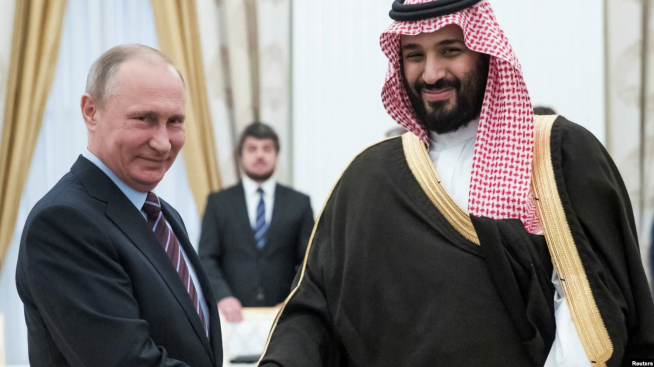 Tổng thống Nga Vladimir Putin (trái) và Thái tử Mohammed bin Salman của Saudi Arabia trong một cuộc gặp - Ảnh: Reuters.
