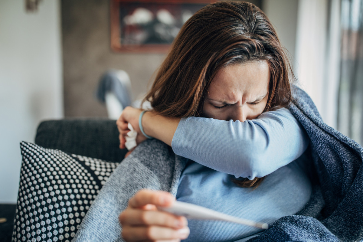 Triệu chứng nhiễm biến chủng phụ này tương tự cảm lạnh, do đó mọi người cần lưu ý để phân biệt.