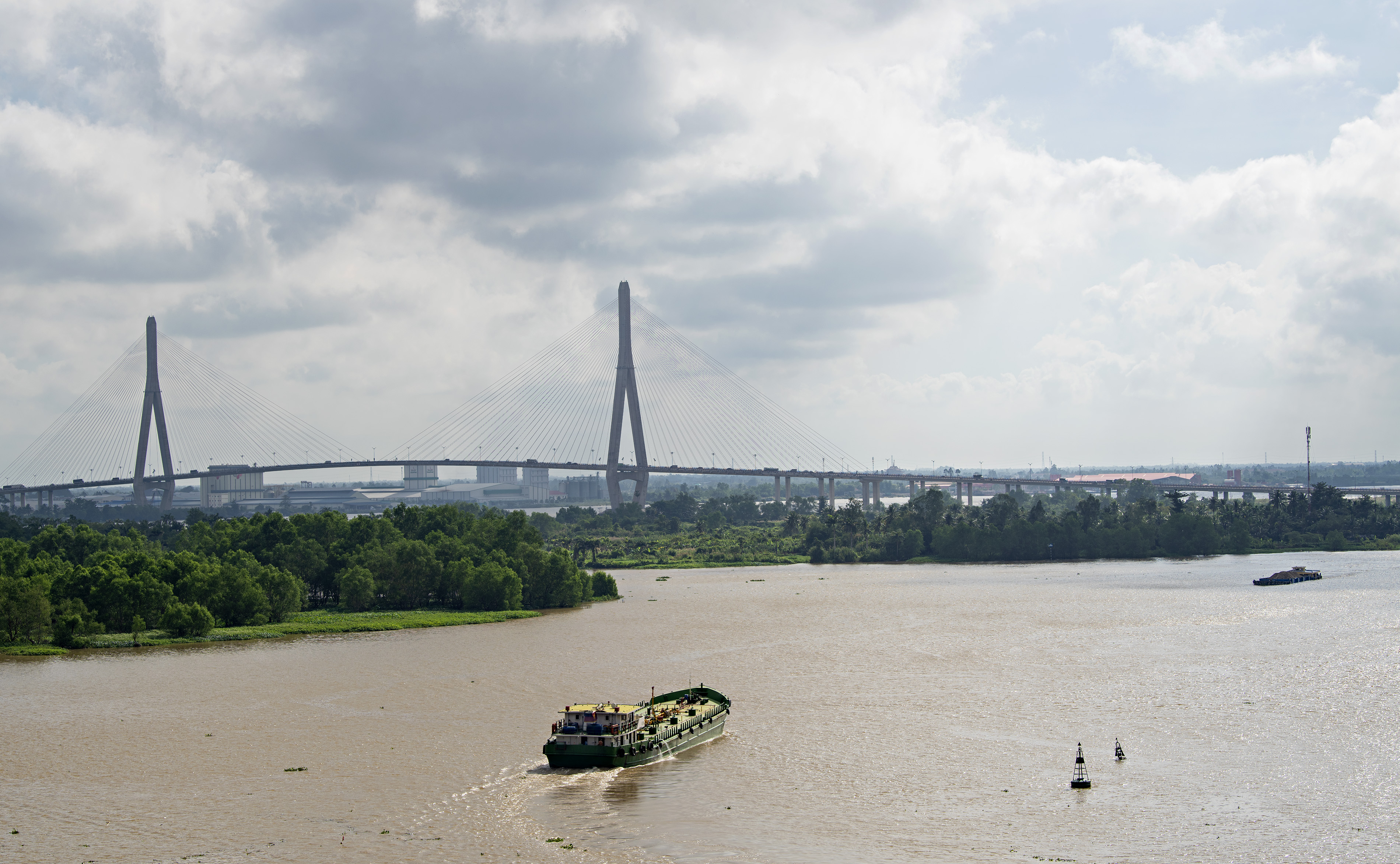 Giao thông thủy ĐBSCL với tổng chiều dài trên 3.186 km, lẽ ra phải đóng vai trò trọng yếu nhưng từ lâu lại bị “bỏ quên” do thiếu đầu tư bài bản... Ảnh: Cầu Cần Thơ nhìn từ tả ngạn sông Hậu.