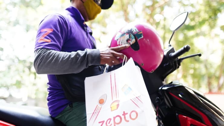 Zepto không phải là công ty khởi nghiệp thương mại nhanh duy nhất ở Ấn Độ . Ngành công nghiệp này đang cạnh tranh nóng trong nước và toàn cầu. Theo Redseer, thị trường tạp hóa trực tuyến của quốc gia này sẽ có giá trị khoảng 24 tỷ USD vào năm 2025.