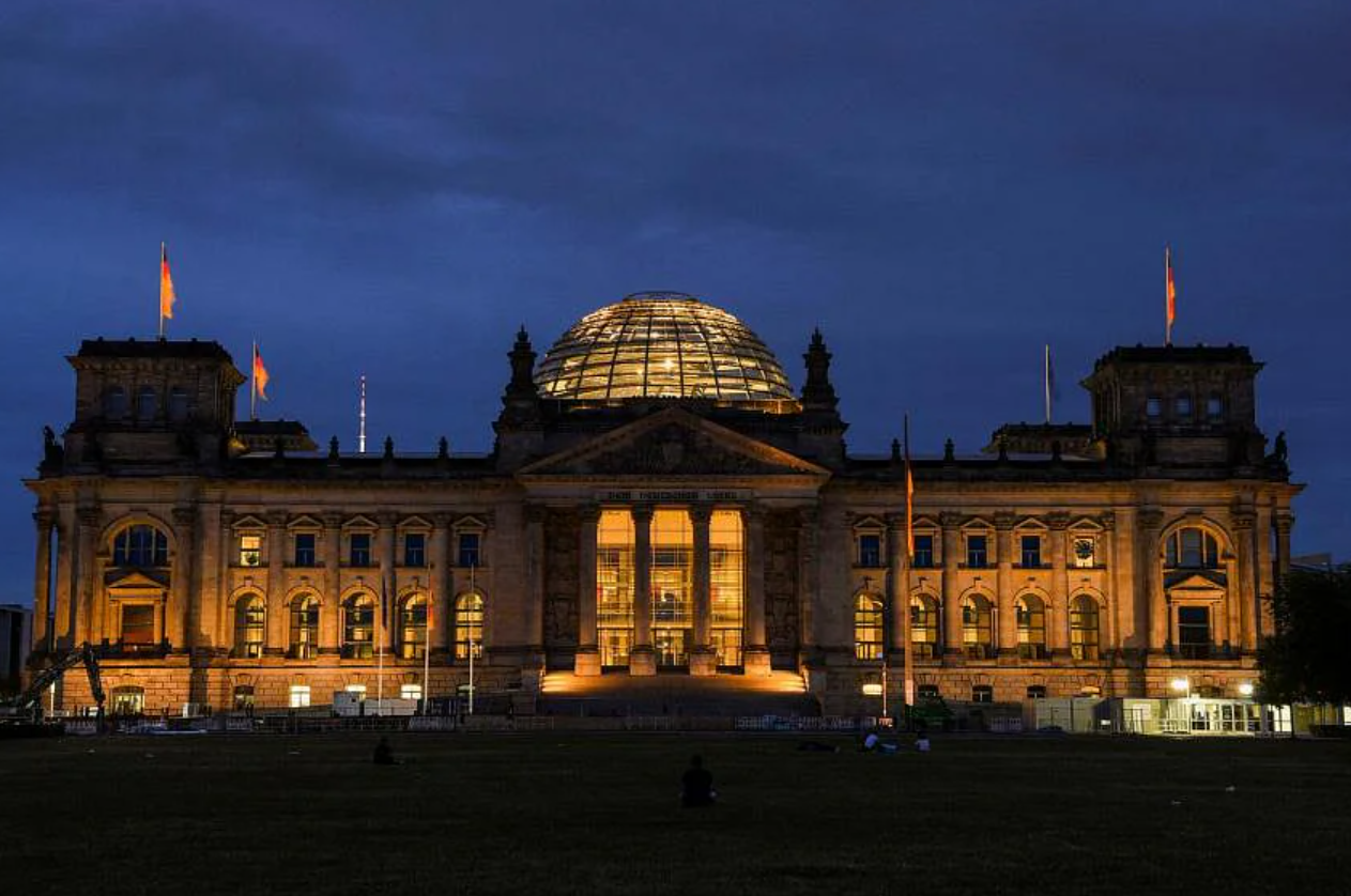T&ograve;a nh&agrave; Reichstag Building - trụ sở của Quốc hội Đức - giảm bật đ&egrave;n để tiết kiệm điện. Ảnh được chụp v&agrave;o ng&agrave;y 31/7/2022 - Ảnh: Getty Images