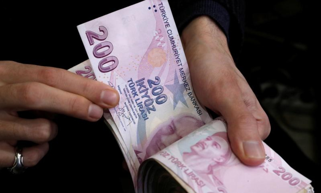 Tỷ giá đồng Lira của Thổ Nhĩ Kỳ so với đồng USD đã giảm hơn 1/4 từ đầu năm đến nay, trở thành đồng tiền mất giá mạnh nhất trong số đồng tiền của các nền kinh tế mới nổi - Ảnh: Reuters.