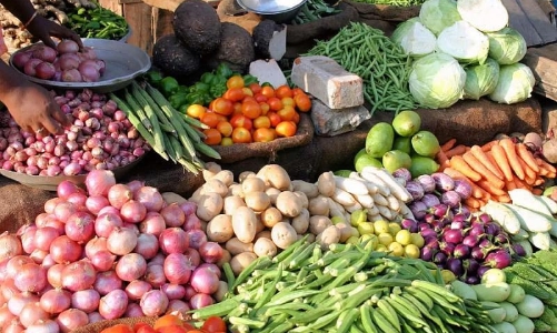 Xăng giảm 4 lần hơn 7.000 đồng nhưng giá hàng hóa và vận tải vẫn neo cao