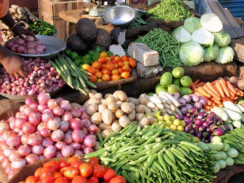 Giá nhiều mặt hàng tiêu dùng thiết yếu vẫn có biến động tăng dù giá xăng giảm 4 lần liên tiếp.