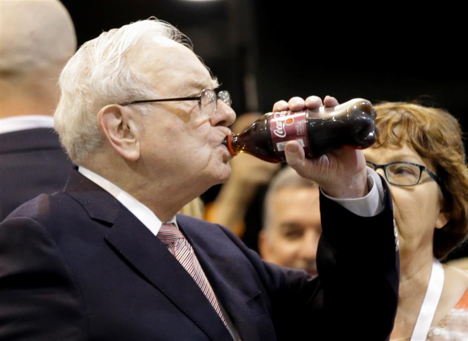 Không chỉ yêu thích cổ phiếu Coca-Cola, ông Buffett cũng xem Coke là món đồ uống khoái khẩu - Ảnh: AP