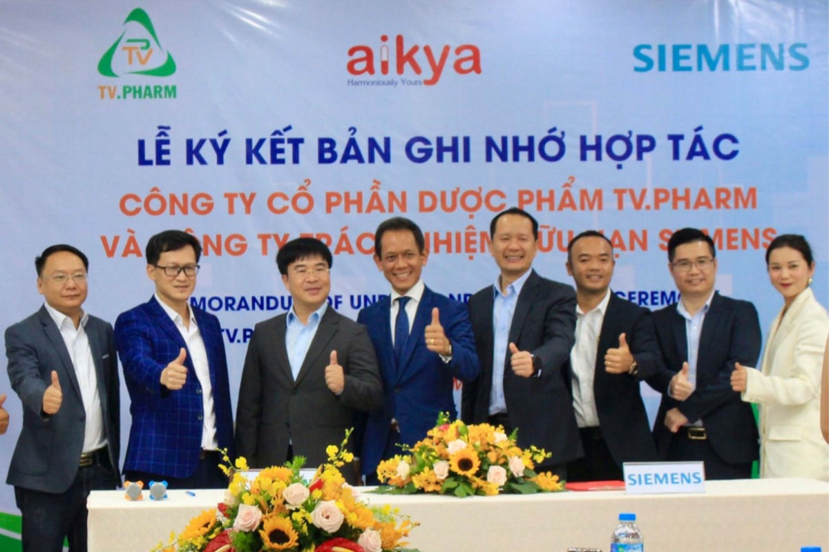 C&aacute;c đại diện C&ocirc;ng ty Cổ phần Dược phẩm TV.Pharm v&agrave; c&ocirc;ng ty TNHH Siemens tham gia lễ k&yacute; kết bản ghi nhớ.