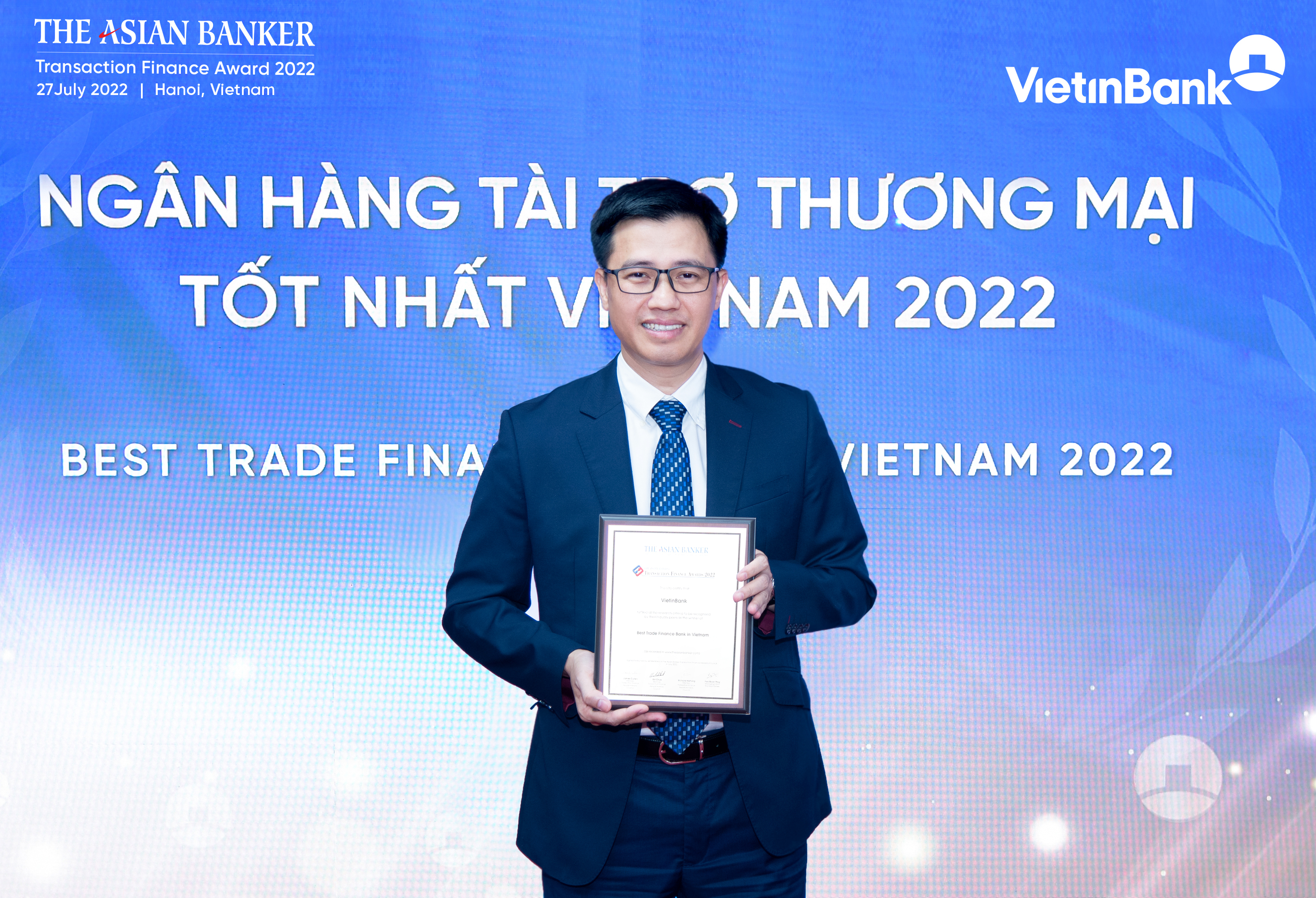 Ông Trần Hoài Nam - Phó Giám đốc Khối khách hàng doanh nghiệp kiêm Giám đốc Trung tâm Phát triển Giải pháp tài chính khách hàng đại diện VietinBank nhận Giải thưởng.