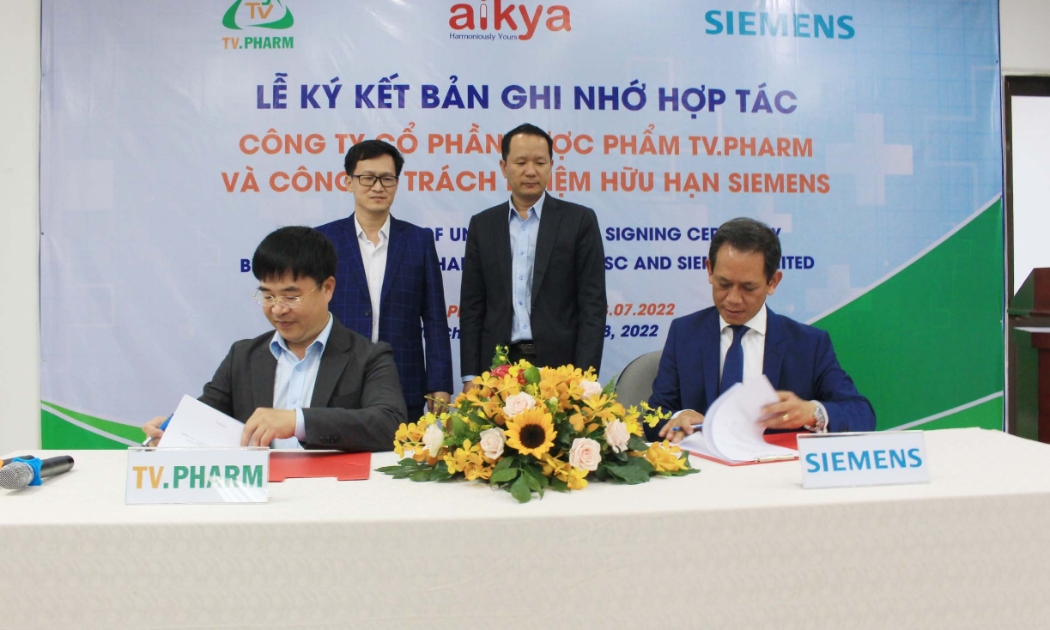 Ông Hà Ngọc Sơn - Tổng giám đốc Công ty Cổ phần Dược phẩm TV.Pharm và ông Phạm Thái Lai - Chủ tịch kiêm Tổng giám đốc Siemens Đông Nam Á và Việt Nam cùng ký kết bản ghi nhớ hợp tác.