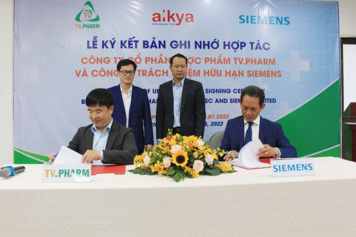 Ông Hà Ngọc Sơn - Tổng giám đốc Công ty Cổ phần Dược phẩm TV.Pharm và ông Phạm Thái Lai - Chủ tịch kiêm Tổng giám đốc Siemens Đông Nam Á và Việt Nam cùng ký kết bản ghi nhớ hợp tác.