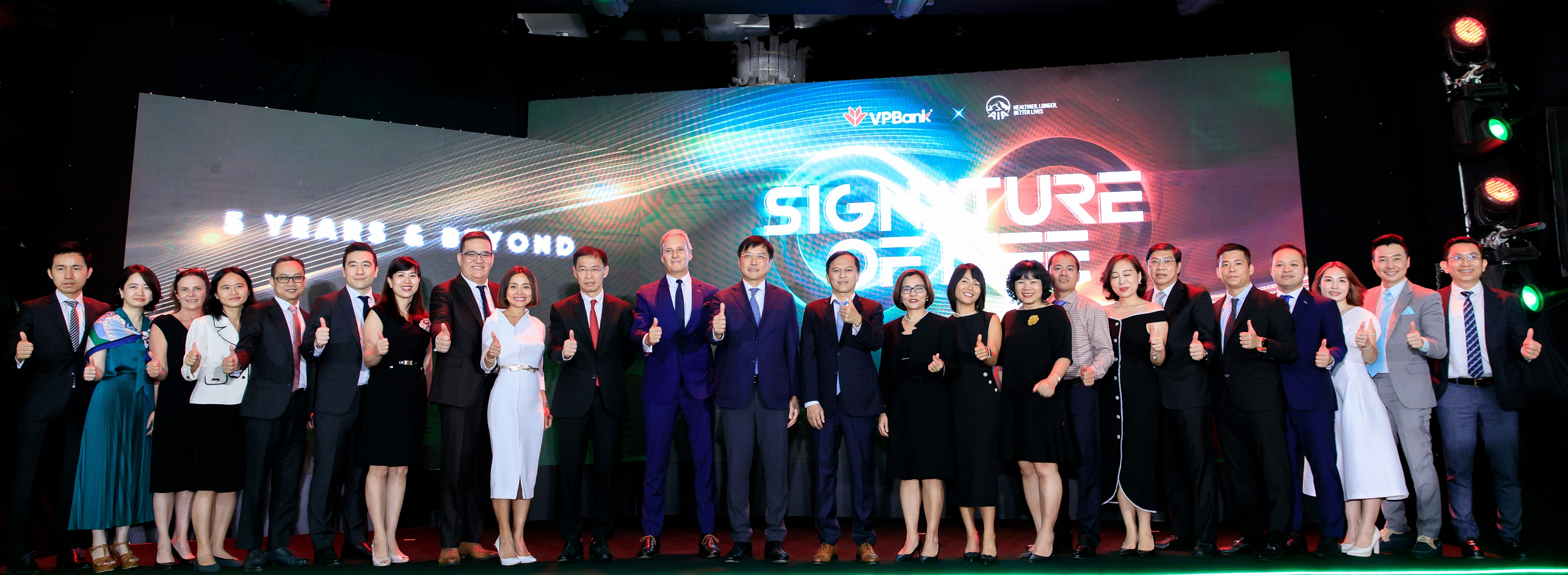 Đại diện hai bên tại buổi lễ ký kết.