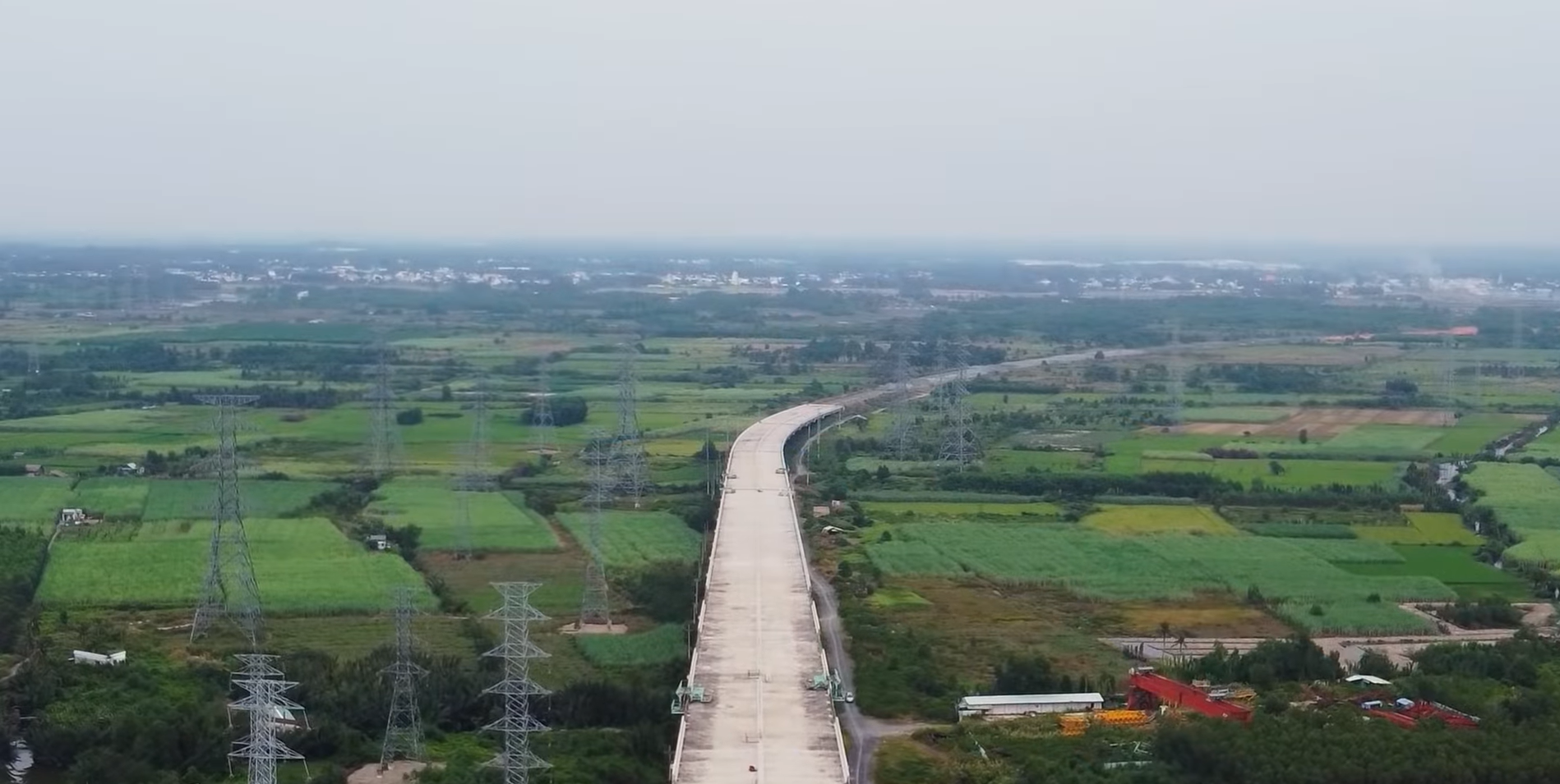 Tây Nam Bộ được đầu tư 8 tuyến cao tốc phân bố theo chiều ngang và chiều dọc, đi qua 13 tỉnh Tây Nam Bộ.