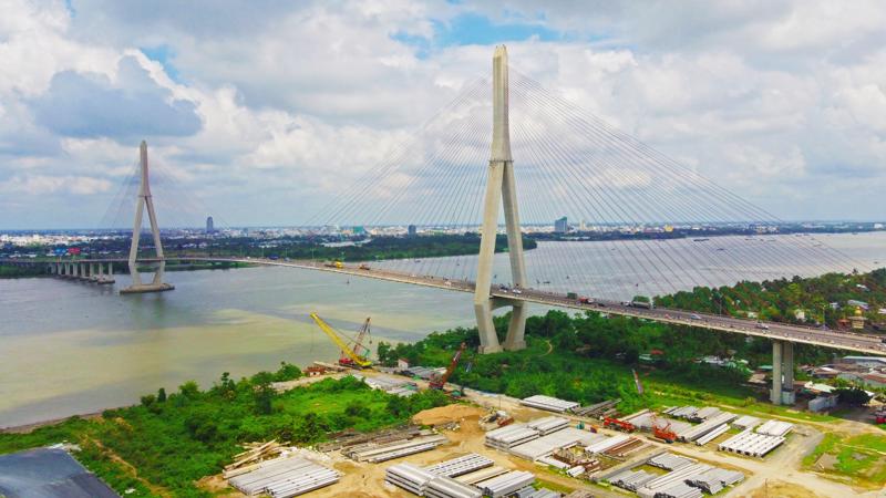 Cần Thơ nằm ở trung tâm của vùng ĐBSCL có sức lan tỏa về kinh tế, văn hóa, xã hội của vùng. Trong ảnh: Cầu Cần Thơ bắc qua sông Hậu.