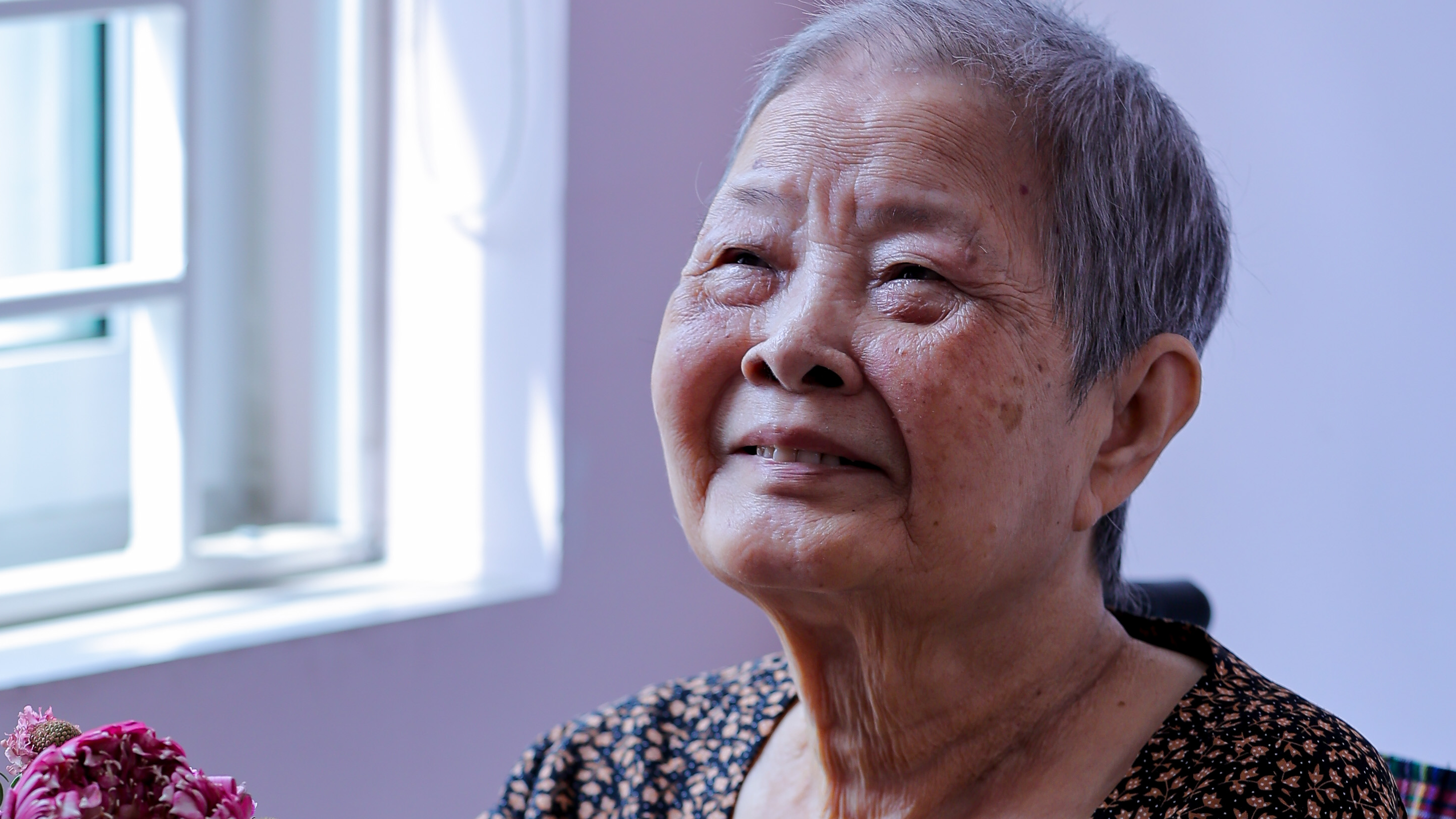 Nghe tin có đoàn tình nguyên viên đến thăm và tặng hoa, bà Nguyễn Thị Xuân bỗng vui và háo hức hơn hẳn.