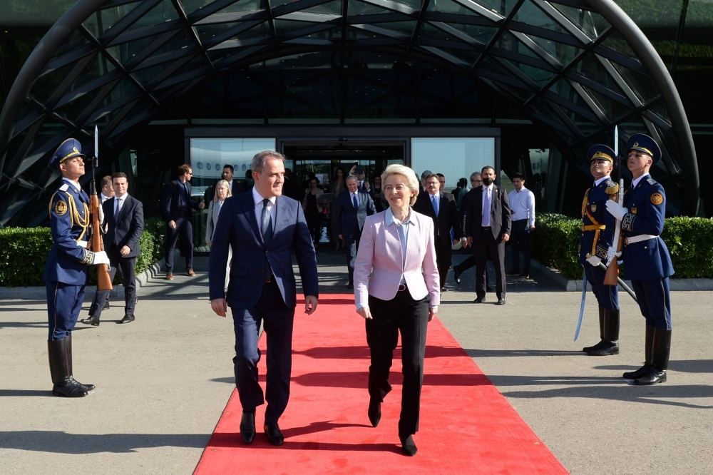 Chủ tịch Uỷ ban ch&acirc;u &Acirc;u (EC) Ursula von der Leyen (phải) gặp Ngoại trưởng Azerbaijan Jeyhun Bayramov để b&agrave;n về vấn đề năng lượng, th&aacute;ng 7/2022 - Ảnh: AzerNews.