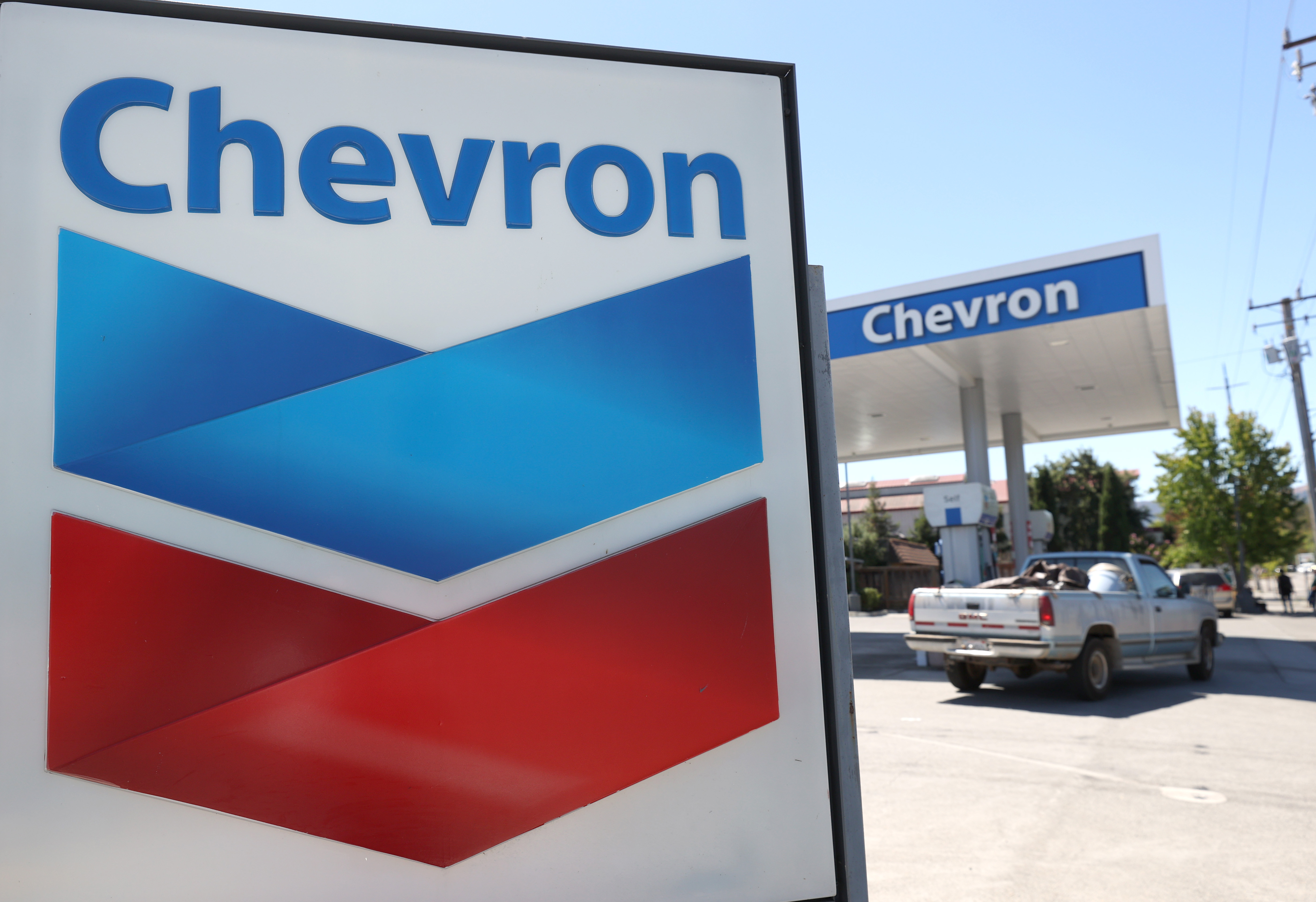 Ông Buffett đầu tư vào cổ phiếu Chevron vì tin rằng giá dầu sẽ còn tăng - Ảnh: Getty Images