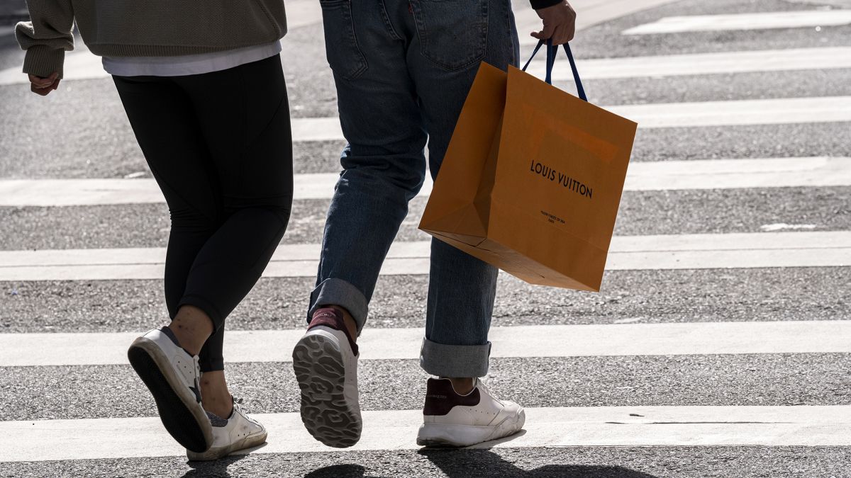 Doanh thu v&agrave; lợi nhuận của tập đo&agrave;n xa xỉ LVMH cũng đ&atilde; tăng vọt bất chấp lạm ph&aacute;t diễn ra.&nbsp;