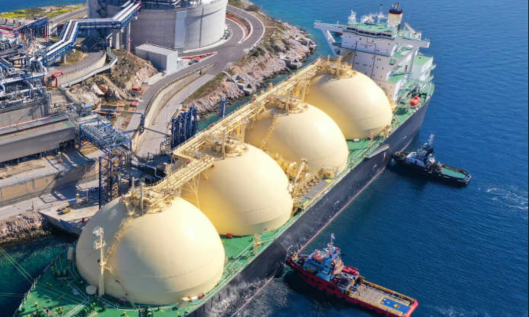 Một tàu chở LNG cập cảng châu Âu.