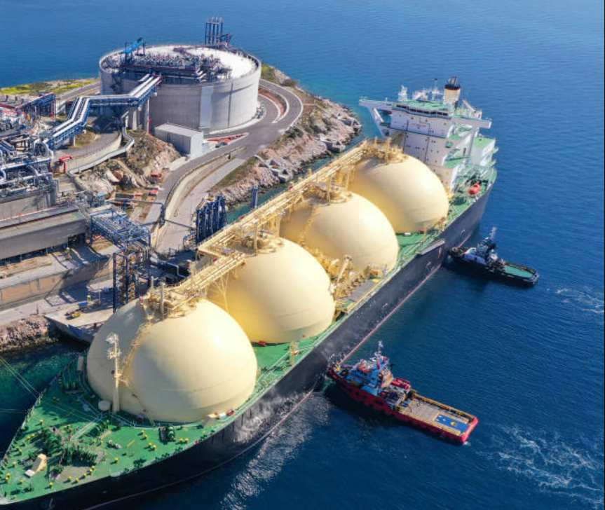 Một tàu chở LNG cập cảng châu Âu.